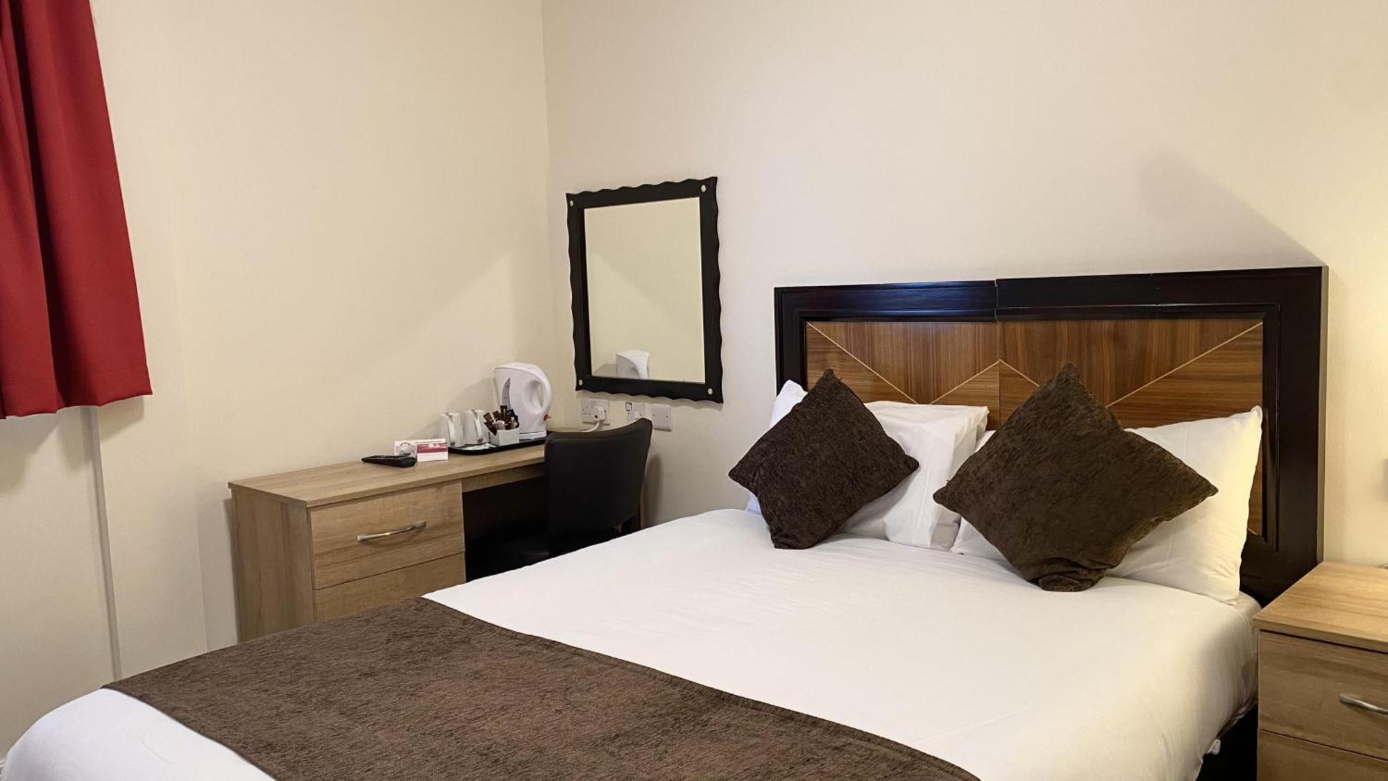 Russ Hill Hotel Charlwood Zimmer foto